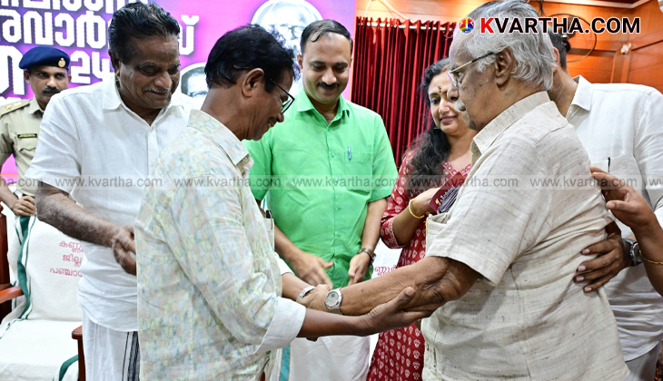 Actor Indrans speaking at a library award ceremony in Kannur