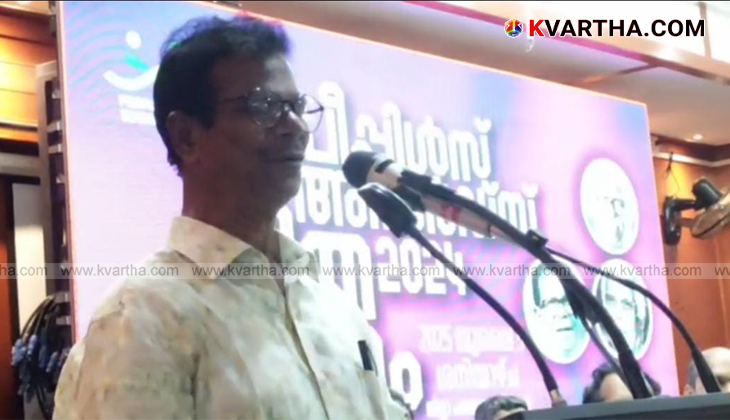 Actor Indrans speaking at a library award ceremony in Kannur
