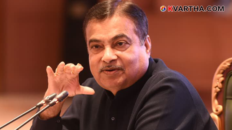 Nitin Gadkari speaking at a conference.