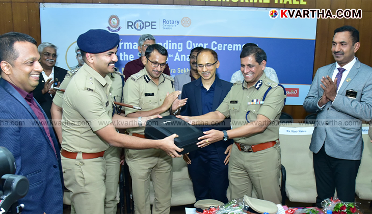 DGP Ravada Chandrasekharan receiving the 'Sotax Analyzer' device for Kannur Police.