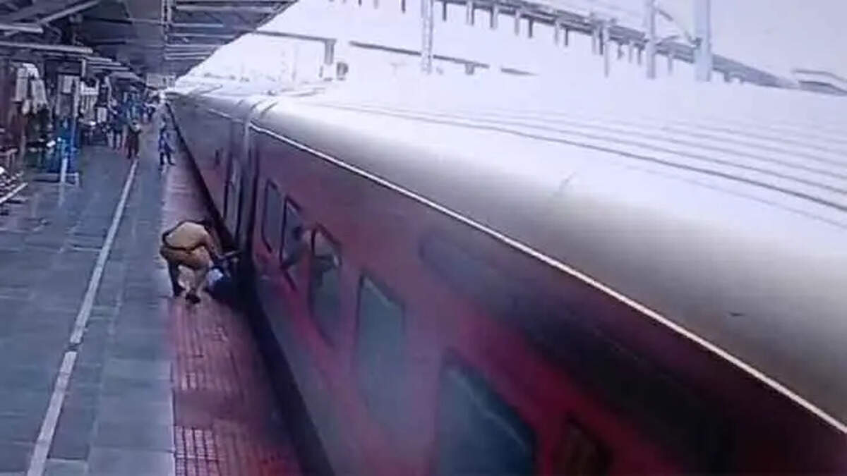 Railway Police Rescues Passenger Falling from Train