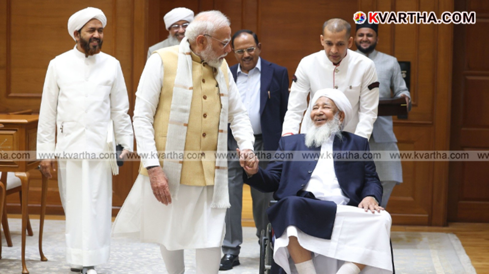 Kanthapuram A.P. Aboobacker Musliyar interacting with PM Narendra Modi in New Delhi.