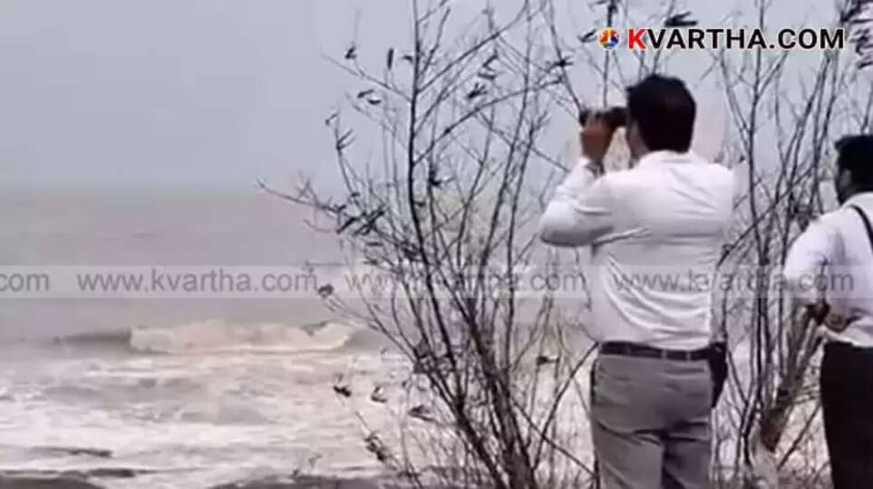 Image of an unidentified boat on the coast, representing the mysterious boat found off Maharashtra.