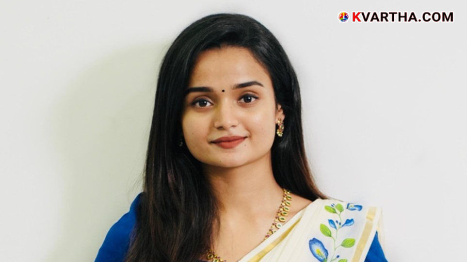 Actress Meenakshi posing for a photo.