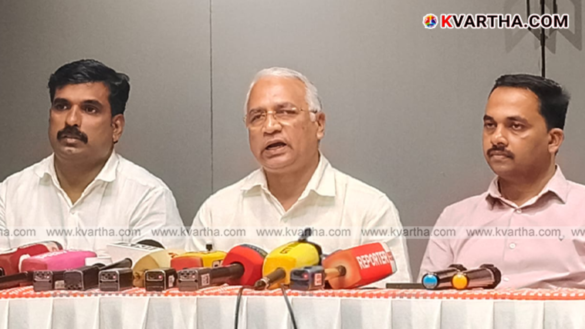 Muslim Youth League leaders holding a press conference in Kannur about the district conference.