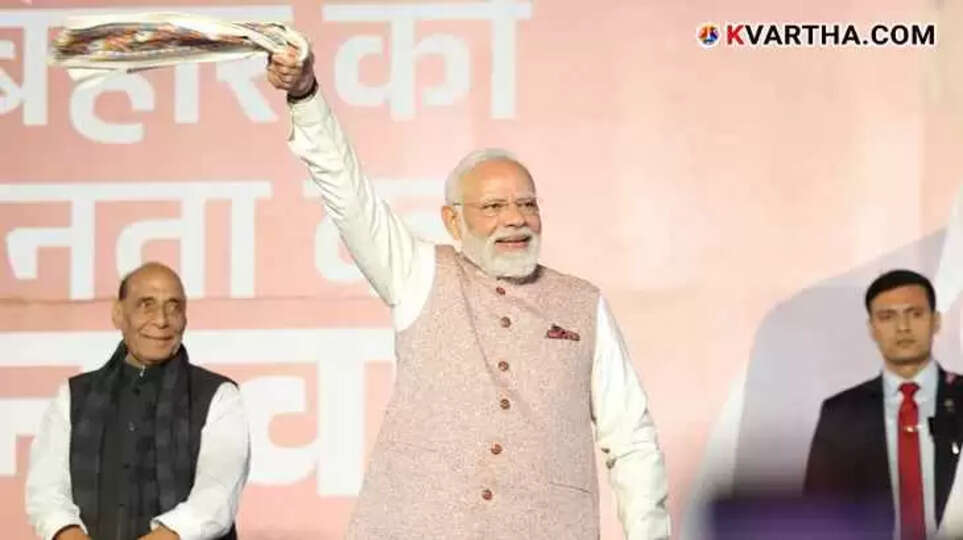 Prime Minister Narendra Modi addressing BJP workers in Delhi