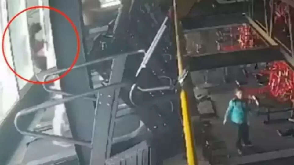 22-Year-Old Woman Falls from Gym Window in Indonesia After Losing Balance on Treadmill, Treadmill, Building, Accident, Video, Social Media, Police