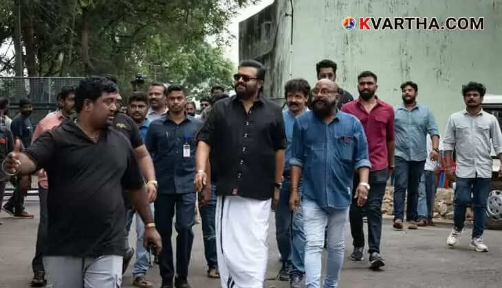 Suresh Gopi as Kaduvakunnel Kuruvachan in Ottakomban movie