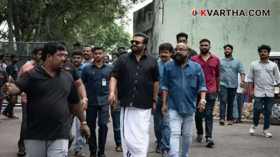Suresh Gopi as Kaduvakunnel Kuruvachan in Ottakomban movie