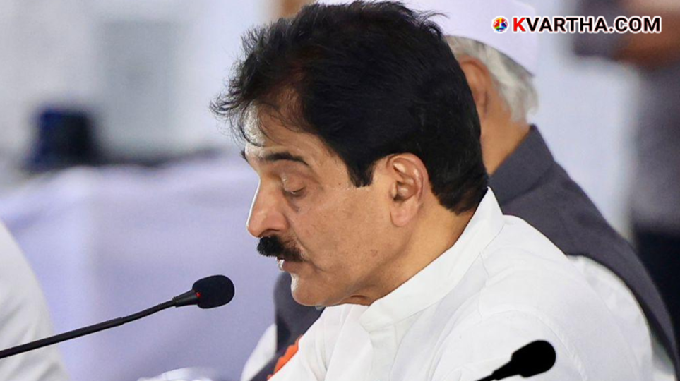 KC Venugopal MP interacting with railway officials regarding the Alappuzha coastal line project.