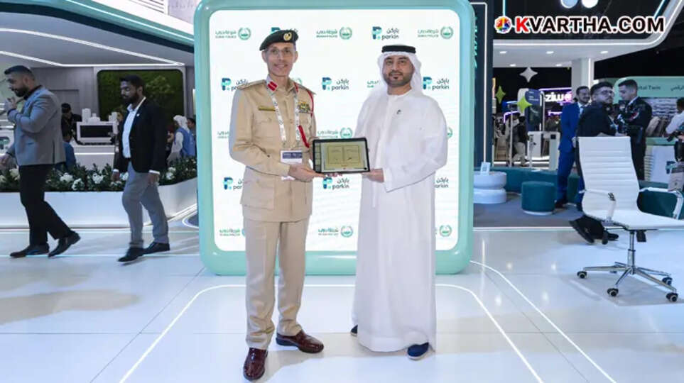 Dubai Police and Parkin CEO signing MoU at GITEX Global 2025