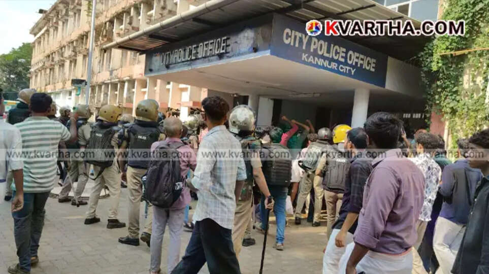 SFI protest march leading to conflict at Kannur City Commissioner's office.