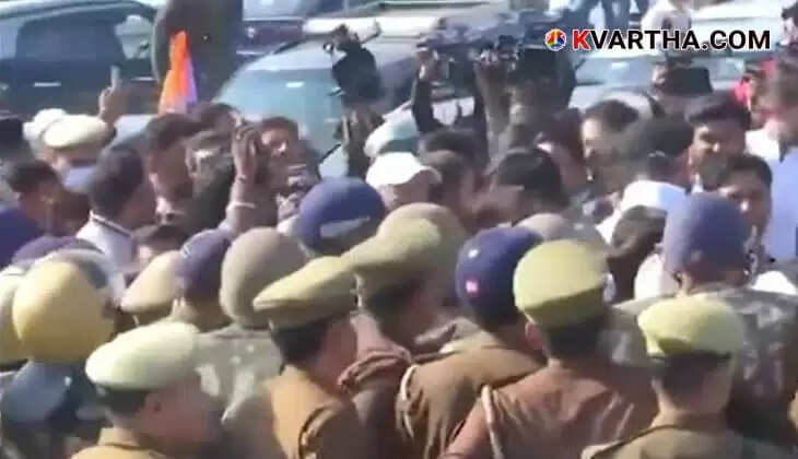 Rahul Gandhi Stopped at UP Border en route to Sambhal