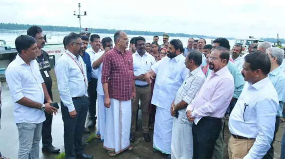Azhikkal Port, Kerala, port development, warehouse construction, dredging, infrastructure, investment, Kerala government, Vizhinjam port, logistics