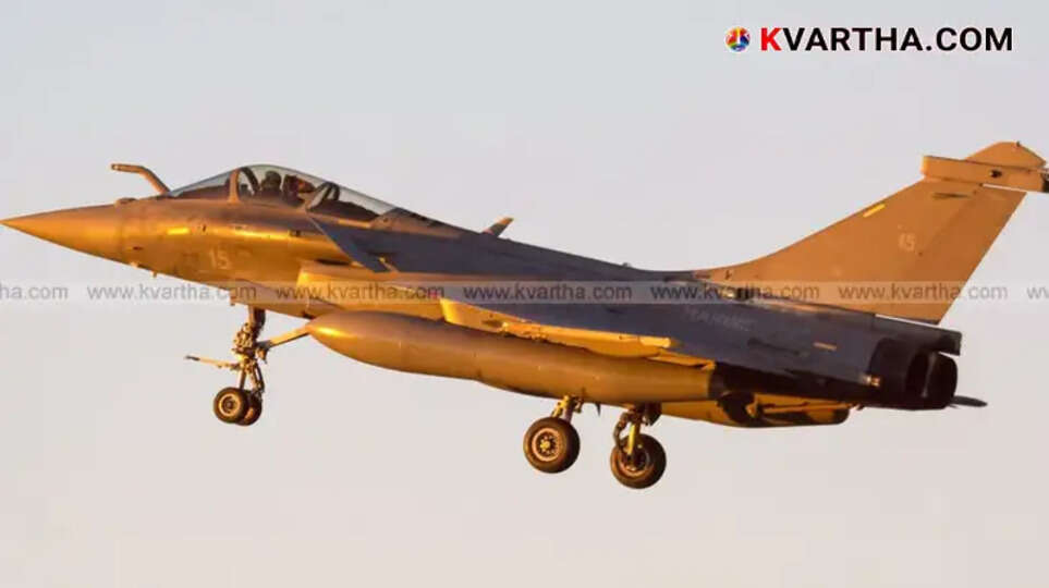 India and France defense officials signing the Rafale deal.​