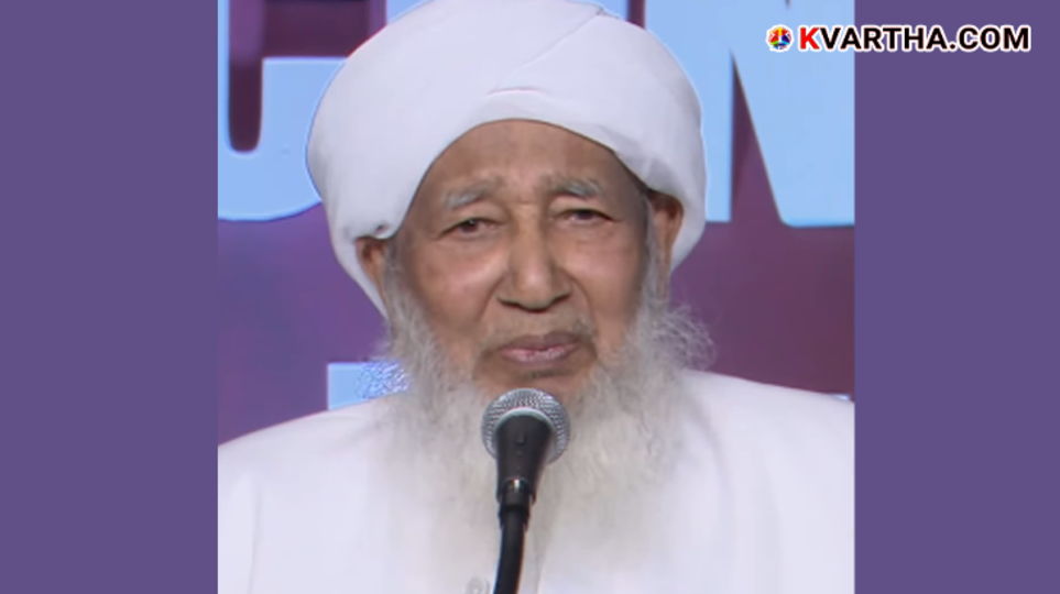 A large stage featuring prominent Islamic scholars of Samastha during the centenary proclamation at Kottakkal.