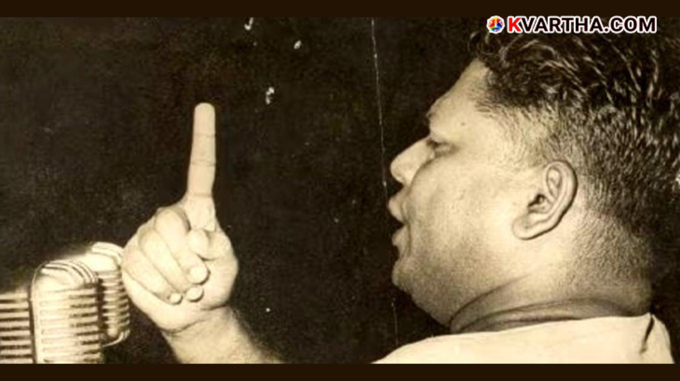 V.S. Achuthanandan delivering a speech to a crowd