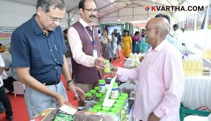 മത്സ്യമേളയിൽ സിഎംഎഫ്ആർഐ ഡയറക്ടർ ഡോ ഗ്രിൻസൺ ജോർജും ഗ്രികൾച്ചർ ടെക്നോളജി അപ്ലിക്കേഷൻ റിസർച്ച് ഇൻസ്റ്റിറ്റ്യൂട്ട് ഡയറക്ടർ ഡോ വി വെങ്കടസുബ്രമണ്യനും കർഷകരുടെ തദ്ദേശീയ ഉൽപന്നങ്ങൾ നോക്കിക്കാണുന്നു v