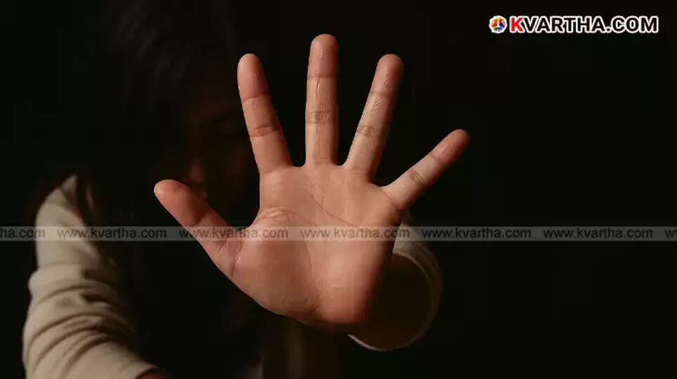 Woman Brutally Beaten by Husband and His Girlfriend in Public in Jhansi; Police Register Case After Viral Video