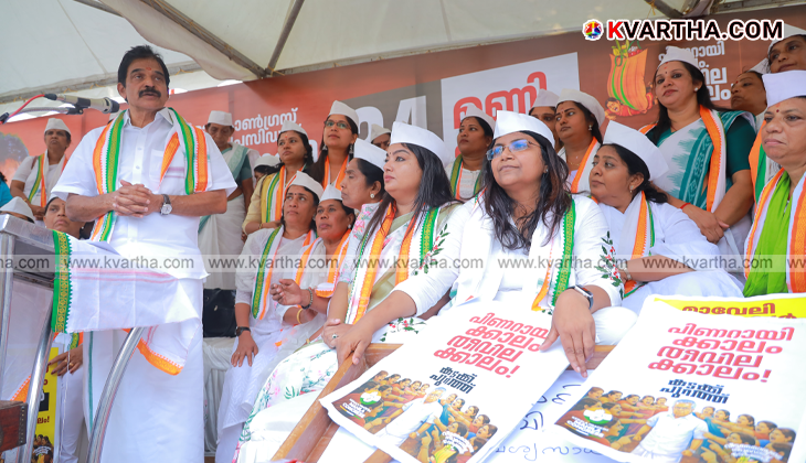 Mahila Congress leaders staging a protest outside the secretariat.