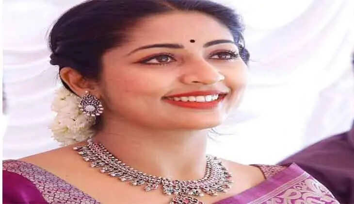 Actress Navya Nair Rescues Cyclist