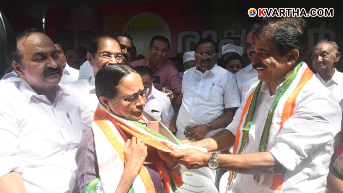 KC Venugopal inaugurating KPCC day and night protest in Trivandrum