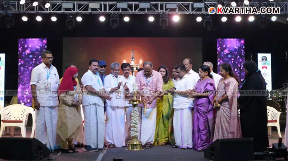 Journalist Mathu Saji lighting the lamp at Kannur Dasara.