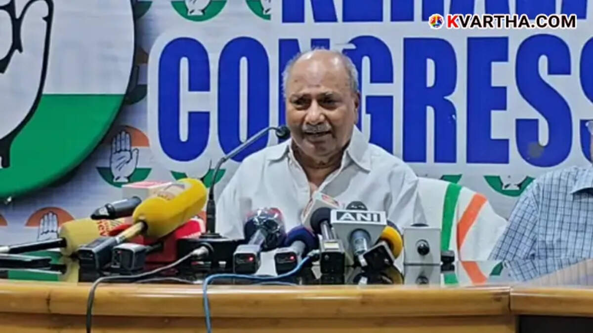 A photo of senior Congress leader AK Antony addressing a press conference.