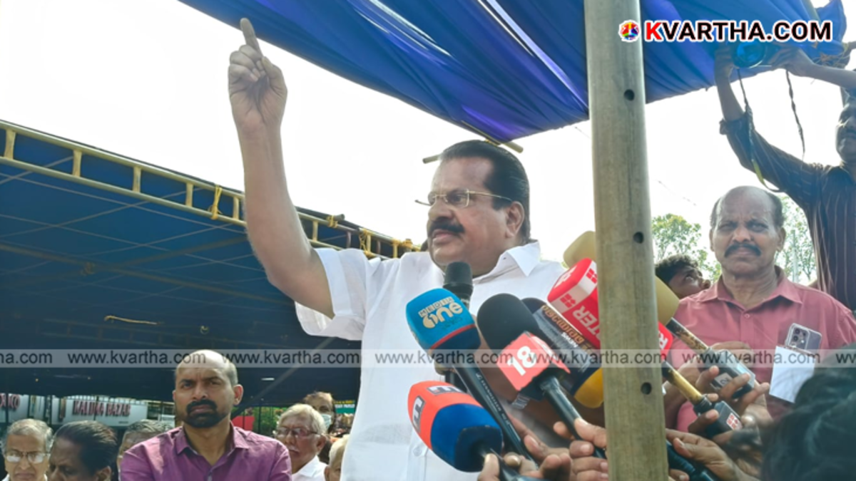  EP Jayarajan inaugurating the NREGA Workers Union march at Kannur Head Post Office.