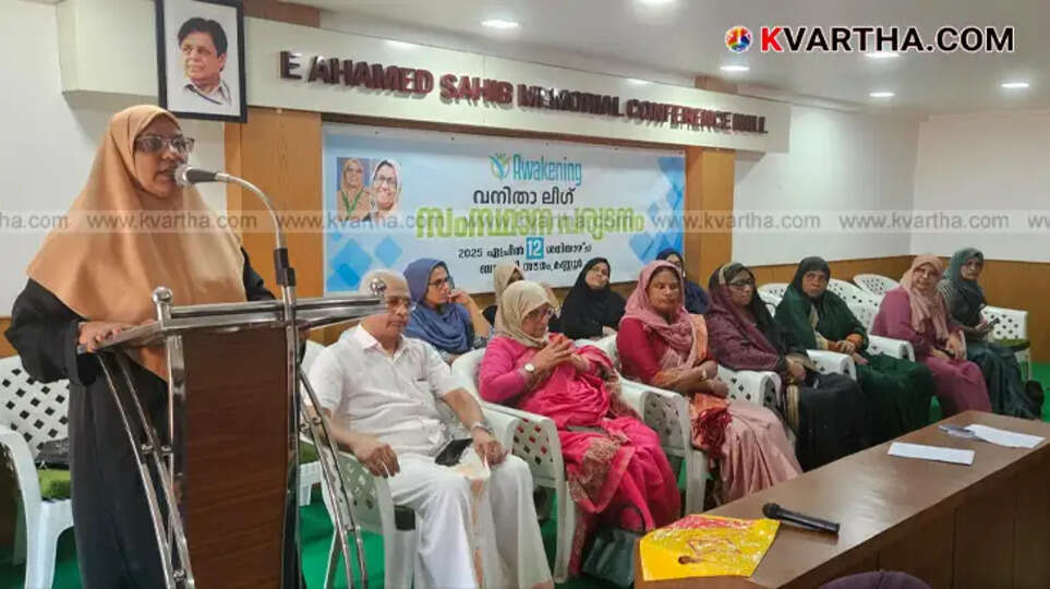 Suhra Mampad speaking at a UDF event in Kannur.