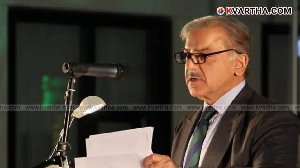  Pakistan Prime Minister Shehbaz Sharif addressing the media.