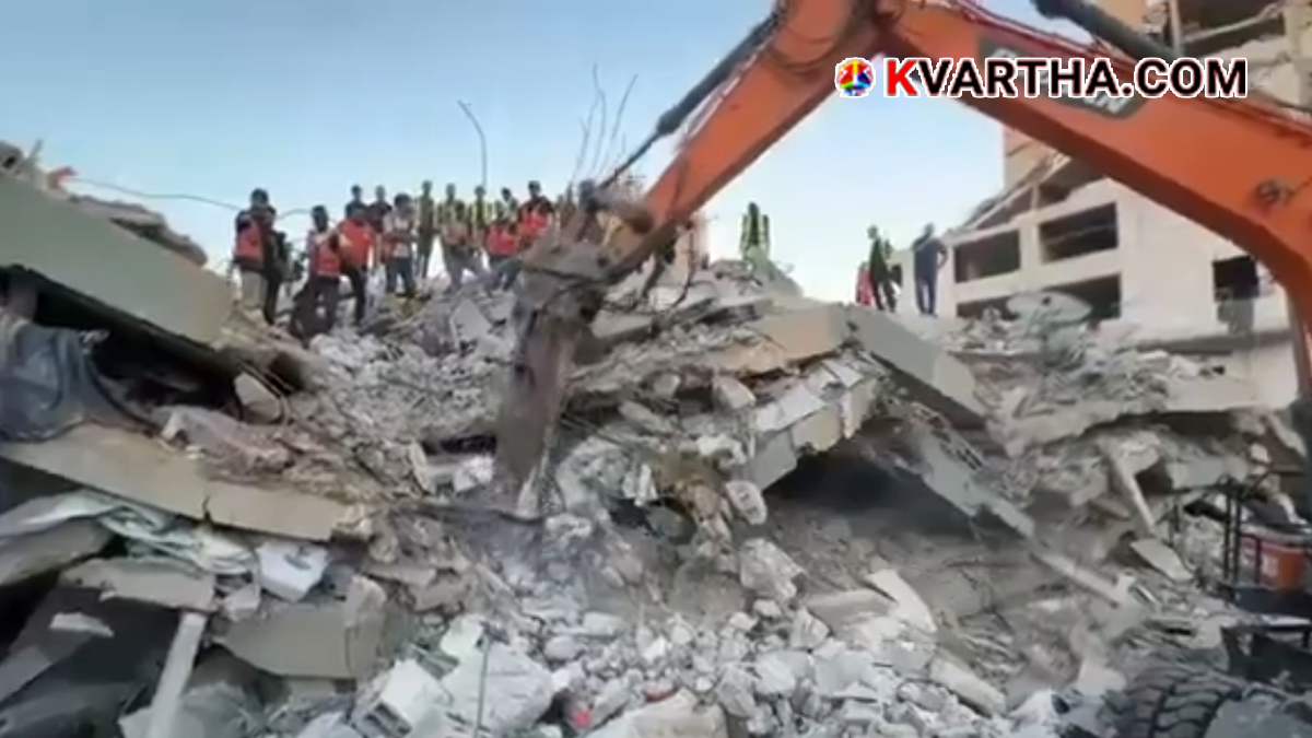 Image reflecting building collapse and rescue operations in Gaza City