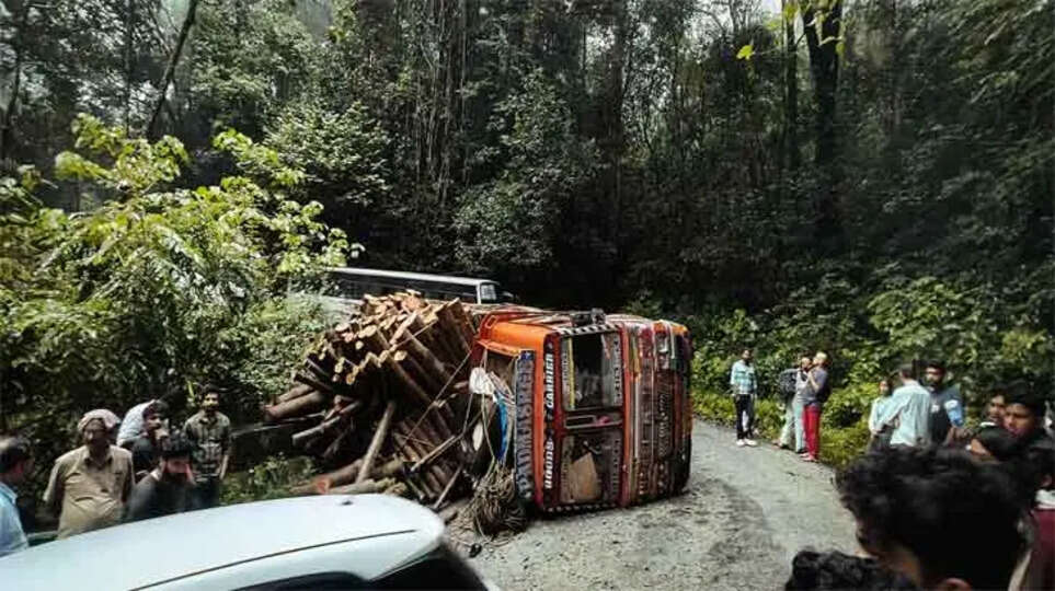  Lorry Overturns on Makkuttam Ghat, Stranding Travelers