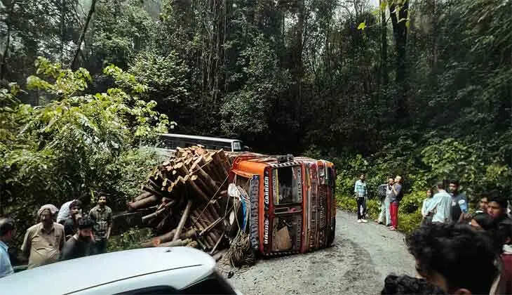 Lorry Overturns on Makkuttam Ghat, Stranding Travelers