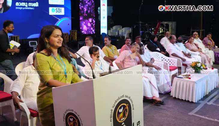 Journalist Mathu Saji speaking at Inaugral ceremony at Kannur Dussera