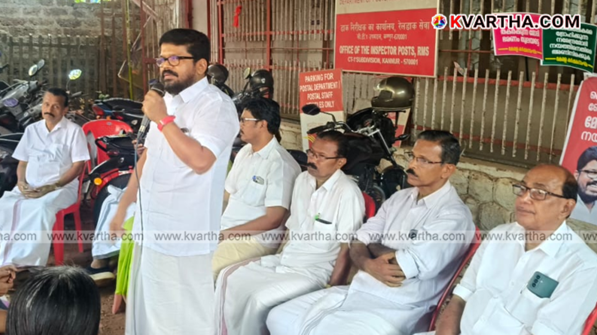CPM Kannur District Secretary KK Ragesh addressing farmers protest at Kannur Head Post Office
