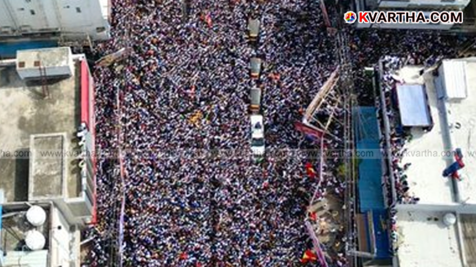 Representational image of a massive crowd at a political rally after a stampede.