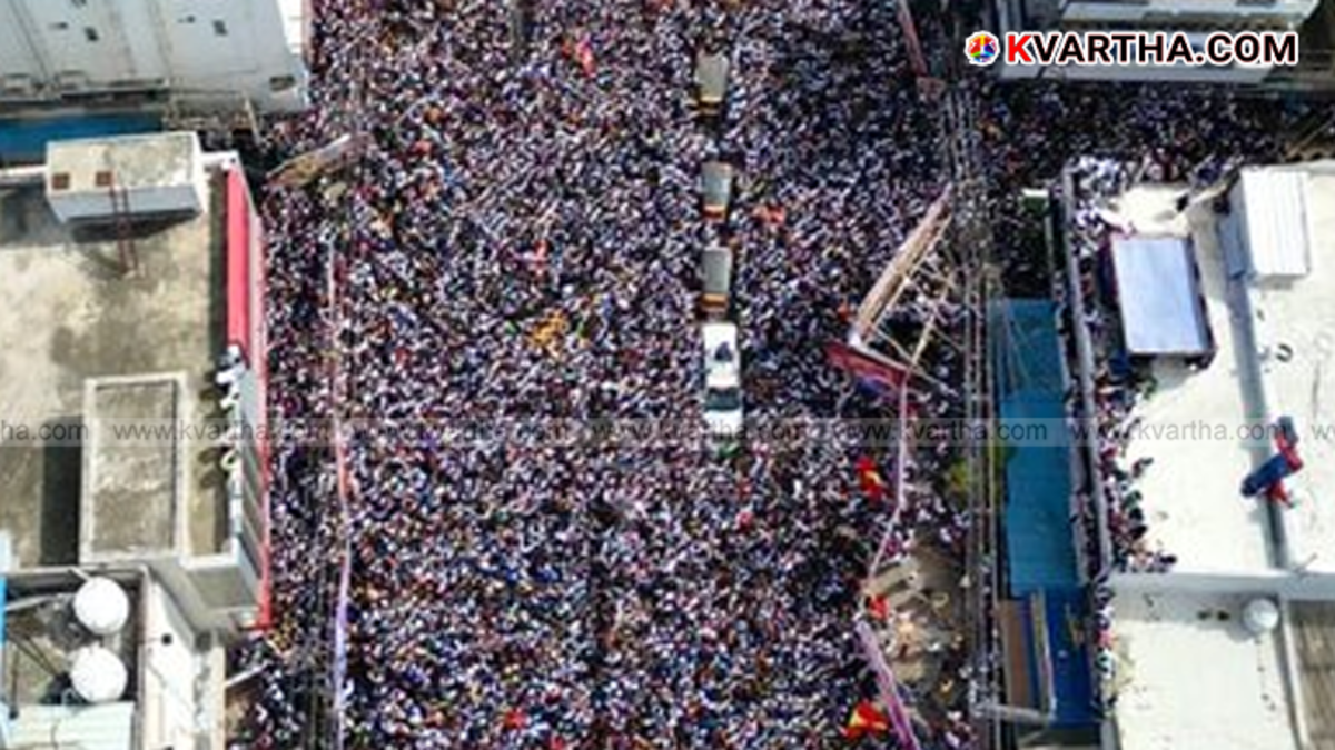 Representational image of a massive crowd at a political rally after a stampede.