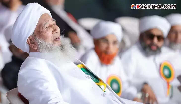 A large stage featuring prominent Islamic scholars of Samastha during the centenary proclamation at Kottakkal.