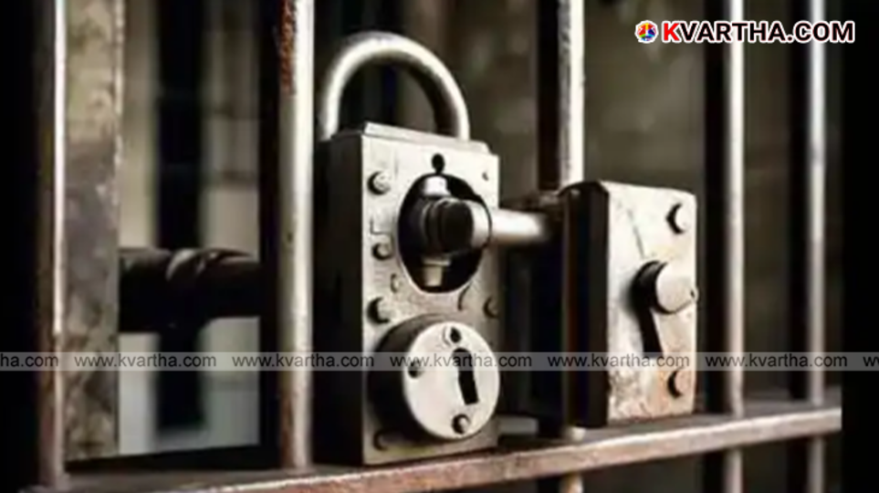 Police arresting suspects in Thane for murder