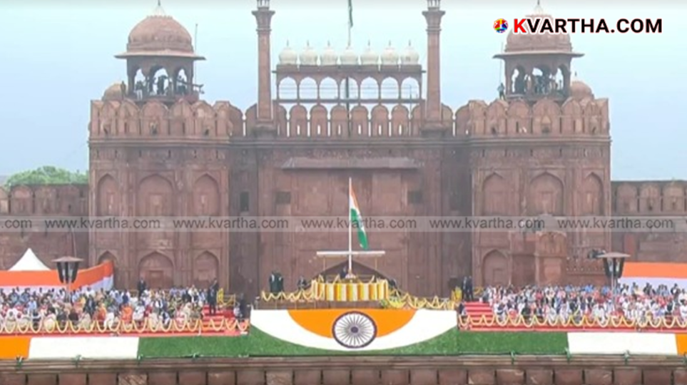 Prime Minister Narendra Modi hoisting flag at Red Fort