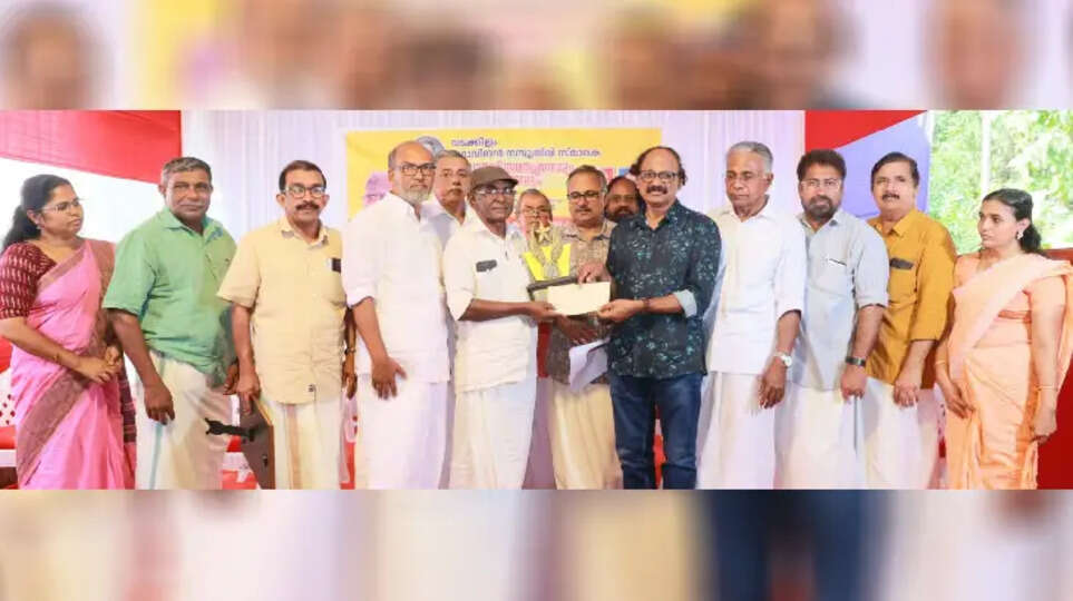 ambalatthera kunjikrishnan honored with vadakkillam govindan