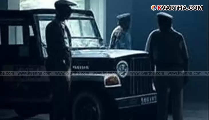 Vigilance officers conducting a raid at a Bevco outlet in Idukki.