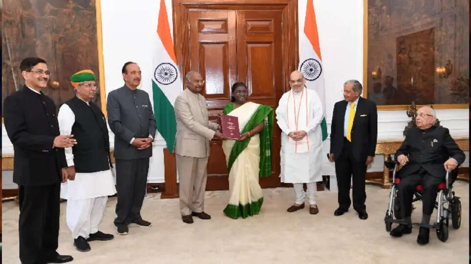 Ram Nath Kovind presenting the 'One Nation, One Election' report to President Droupadi Murmu.