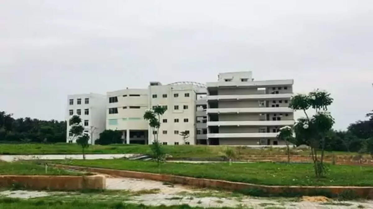 Tamil Nadu student claims superpowers, injured after jumping from college hostel