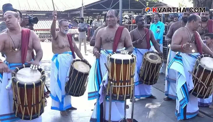 Mattannur Shankarankutty performing Thayambaka at Sabarimala temple