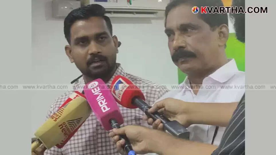 Youth Congress leaders filing a complaint.