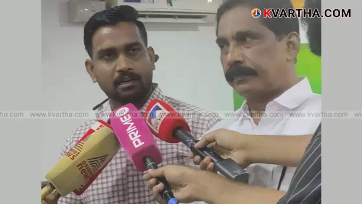 Youth Congress leaders filing a complaint.