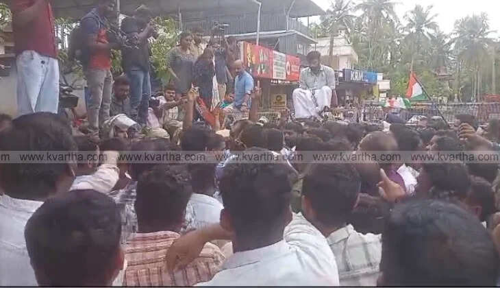 youth congress protest turns violent at pp divyas residence