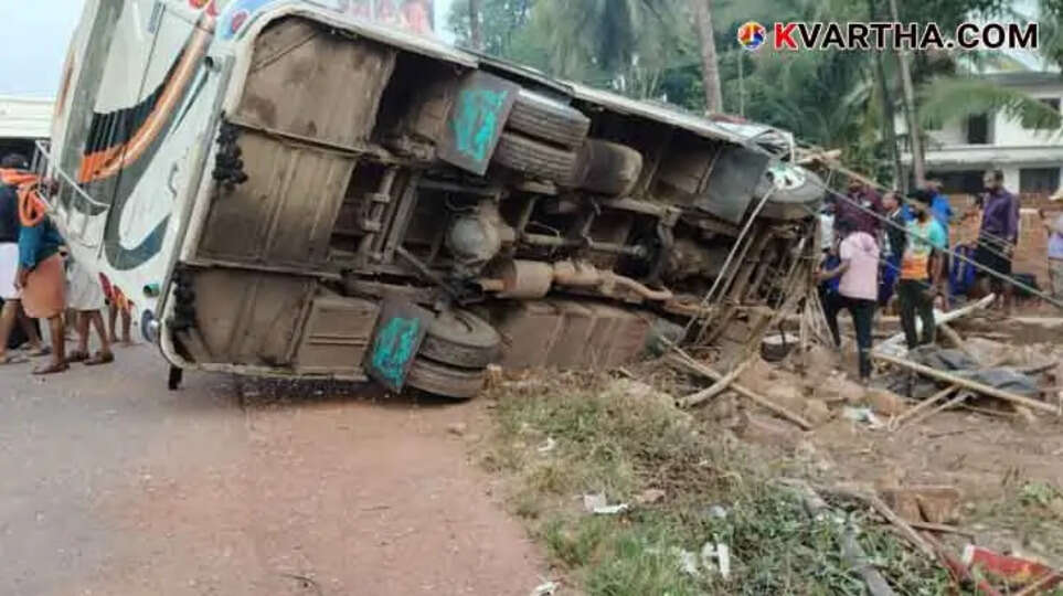 Mini Bus carrying Ayyappa Devotees Overturns, Karnataka Pilgrims Injured
